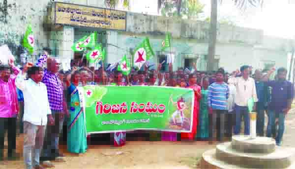 గిరిజన చట్టాలు పటిష్టంగా అమలుకు ధర్నా