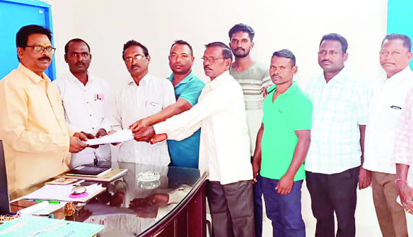 ఇసుక అక్రమార్కులకు అధికారుల అండ