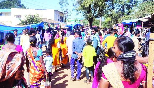 వారపు సంతలో సంక్రాంతి సందడి