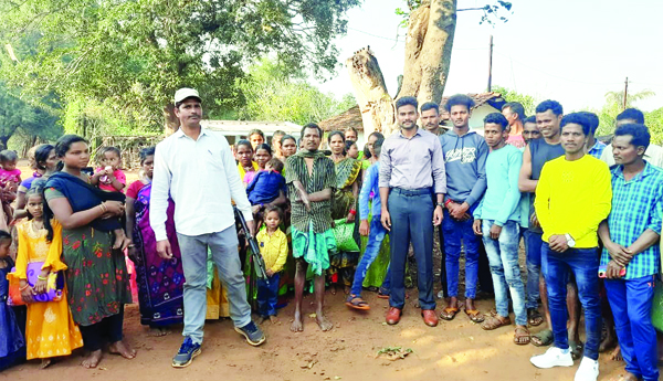 గిరిజనులకు దుప్పట్లు పంపిణీ