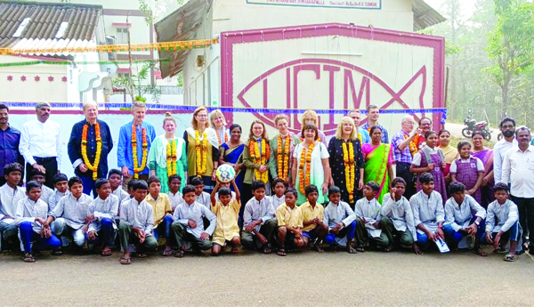 గిరిజన గ్రామాల్లో విదేశీయుల సందడి