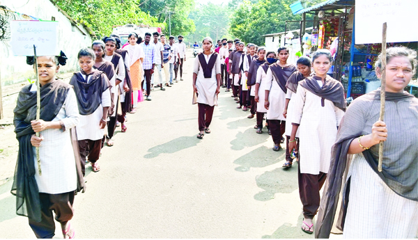 పరీక్ష కేంద్రం ఏర్పాటు చేయాలని ర్యాలీ