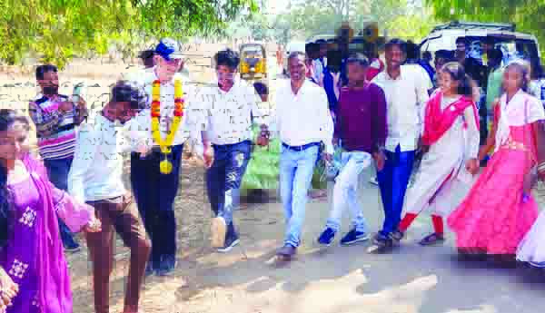 ఎఒబిలో జర్మనీ దేశస్తుల పర్యటన