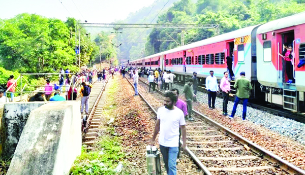 పట్టాలు తప్పిన కిరండూల్‌ పాసింజర్‌