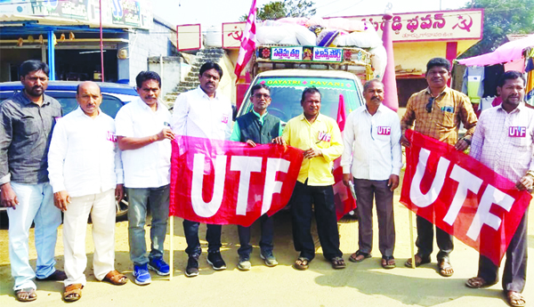 ముంపు మండలాల వరద బాధితులకు యుటిఎఫ్‌ ఆధ్వర్యంలో దస్తులు పంపిణీ