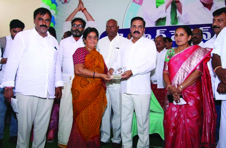 పేదల సంక్షేమమే ముఖ్యం : కాకాణి