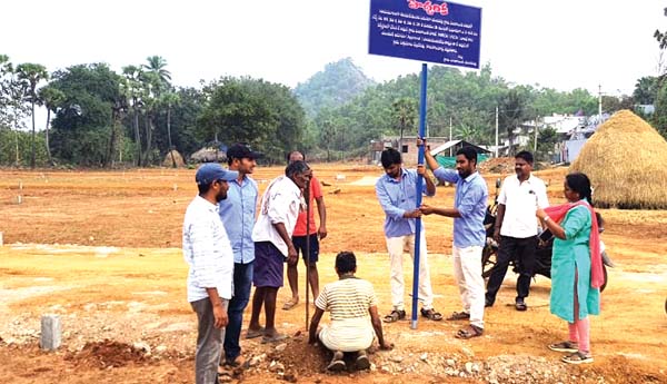 అనధికారిక లే అవుట్‌లో హెచ్చరిక బోర్డులు