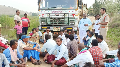 అడ్డుకున్న రైతులు