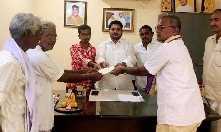 ఆలయ నిర్మాణానికి రూ. 2 లక్షలు విరాళం అందజేత