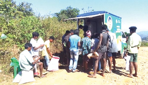 కొండ మార్గమధ్యలో బియ్యం పంపిణి