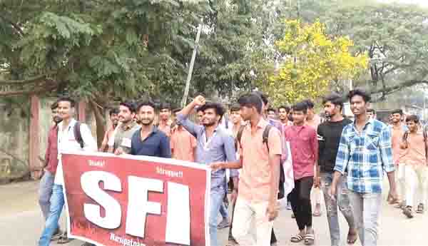   బస్సులు నడపాలని ఎస్‌ఎఫ్‌ఐ ర్యాలీ