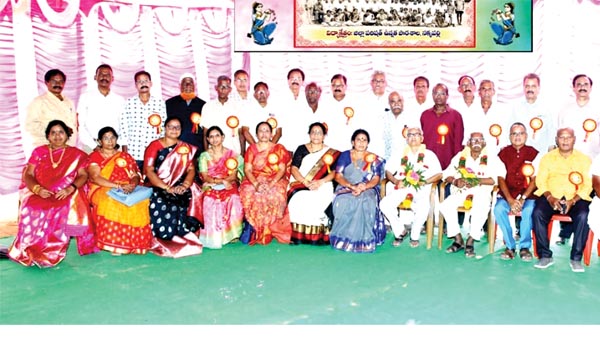  పలుచోట్ల పూర్వ విద్యార్థుల సందడి