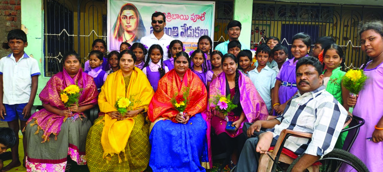 మహిళా ఉపాధ్యాయునిలకు ఘనంగా సన్మానం