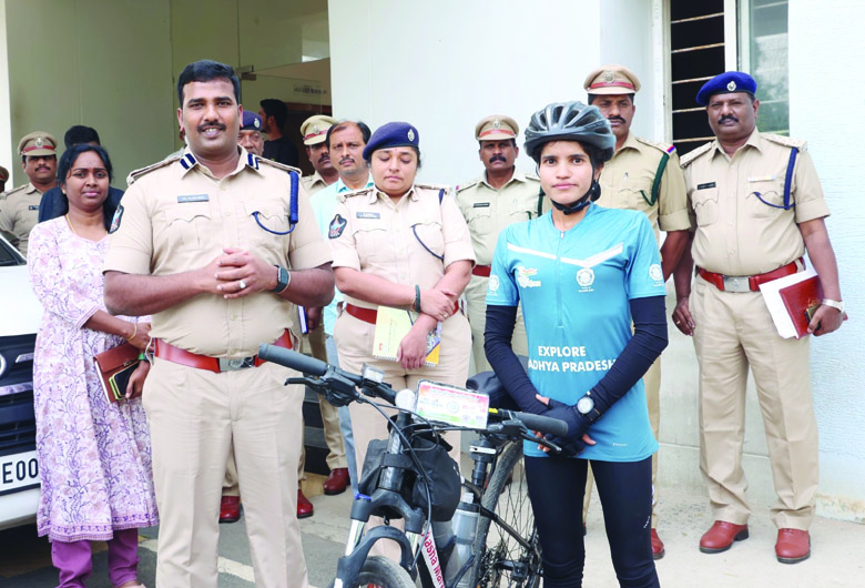 ఆల్‌ ఇండియా సైకిల్‌ టూరిస్టుకు ఎస్‌పి అభినందనలు