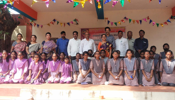 spectacles-donation-to-students