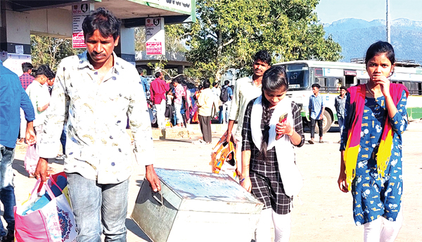 సెలవులతో విద్యార్థులు ఇంటిబాట