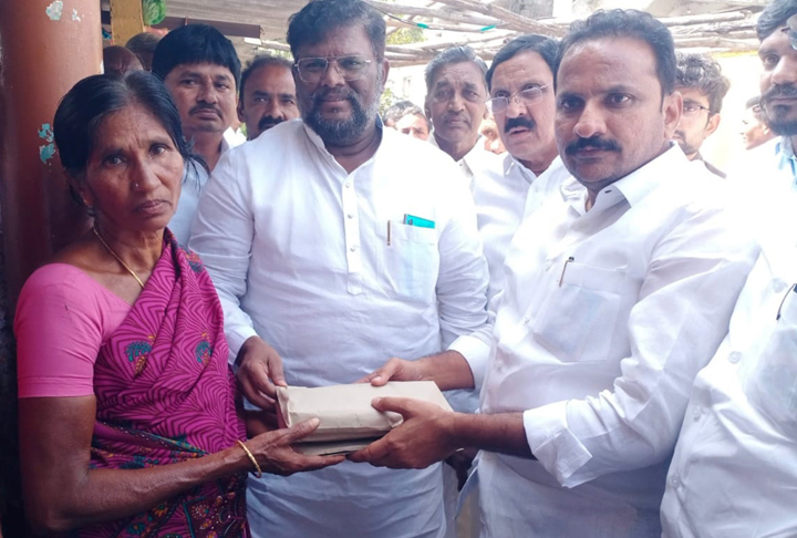 మృతుల కుటుంబాలకు ఆర్థిక సాయం