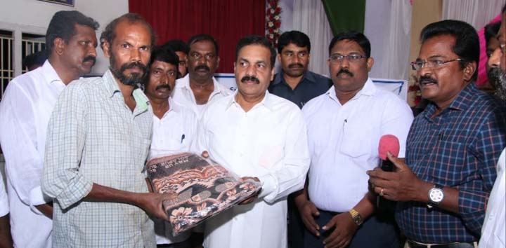దుప్పట్లు పంపిణీ