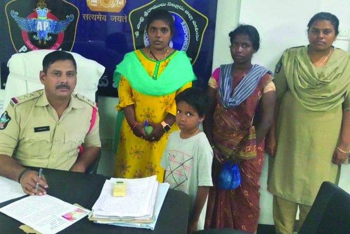 అమ్మ మందలించిందని పారిపోయిన బాలుడు