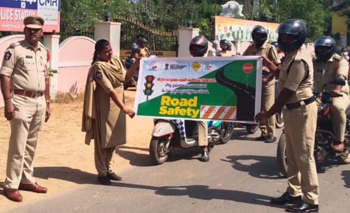 ట్రాఫిక్‌ నిబంధనలు పాటించాలి