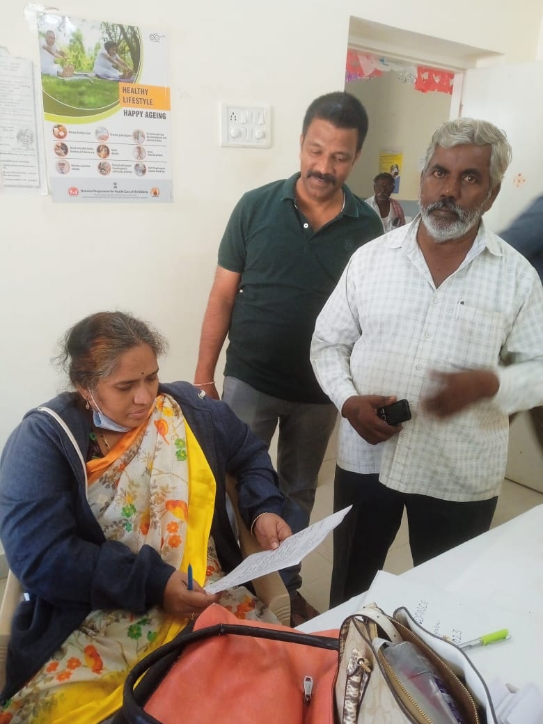 వైద్యులు అందుబాటులో ఉండాలని వినతి
