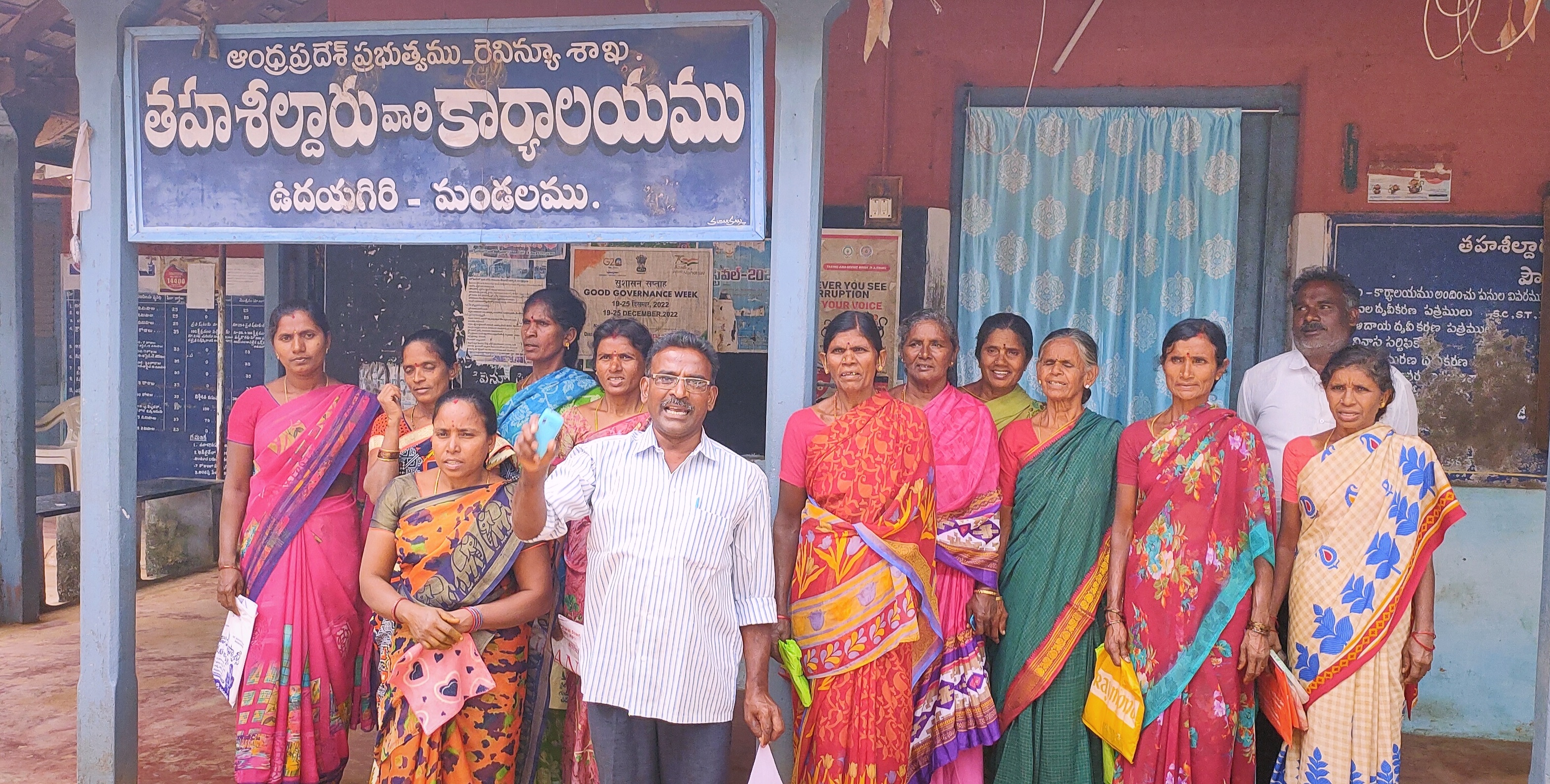 స్వాధీన భూములు ఇప్పించాలని వినతి