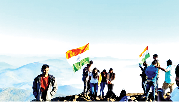 వంజంగి కొండపై ఎగిరిన మువ్వన్నెల జెండా