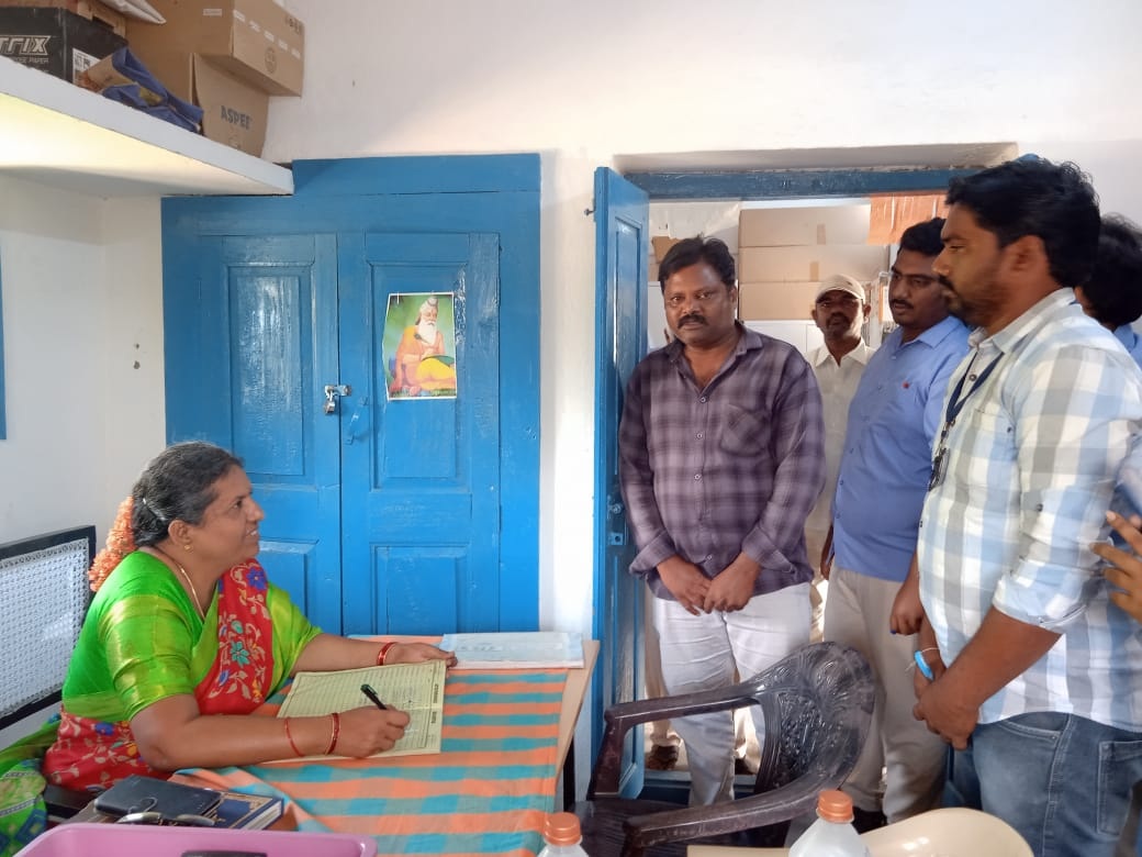 సచివాలయాల్లో రికార్డులు పరిశీలన