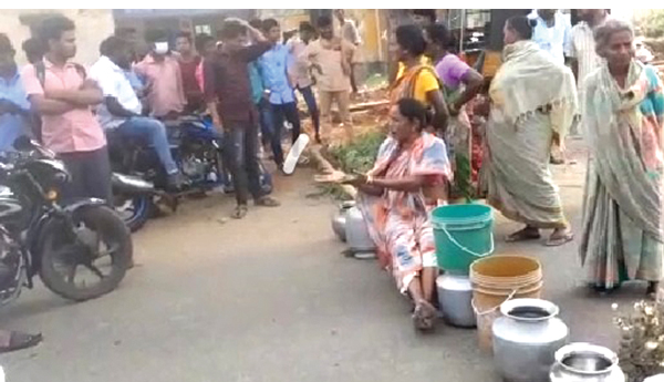 ఖాళీ బిందెలతో మహిళల నిరసన