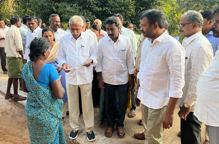 సమస్యలకు పరిష్కారం చూపాలి : మానుగుంట