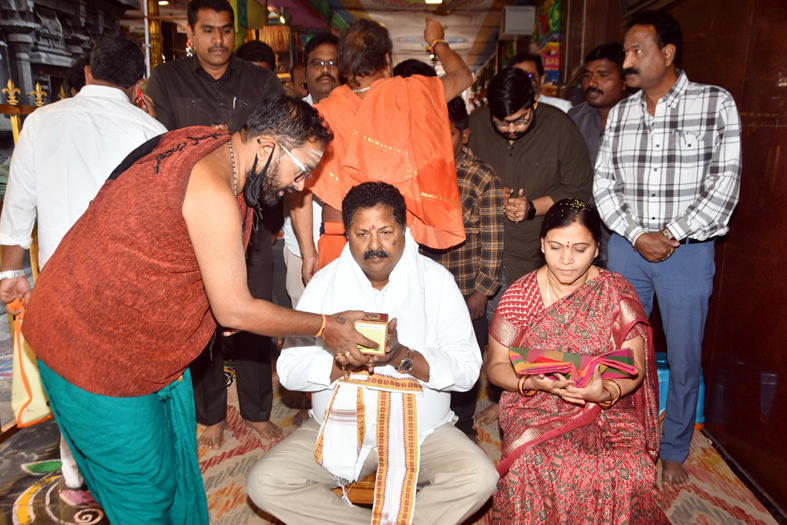 దుర్గమ్మను దర్శించుకున్న మంత్రి కారుమూరి దంపతులు