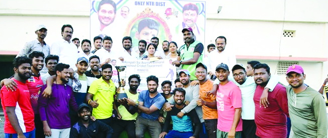 క్రికెట్‌ టోర్నమెంట్‌ విజేతలకు బహుమతులు