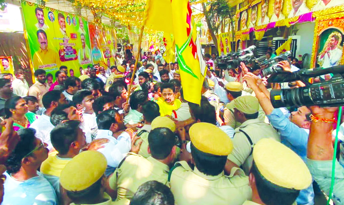 టిడిపి నేతలను అడ్డుకున్న పోలీసులు