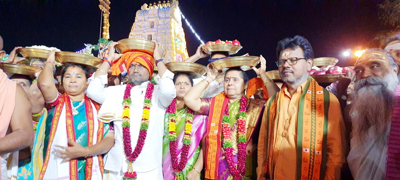 పట్టువస్త్రాలు సమర్పణ