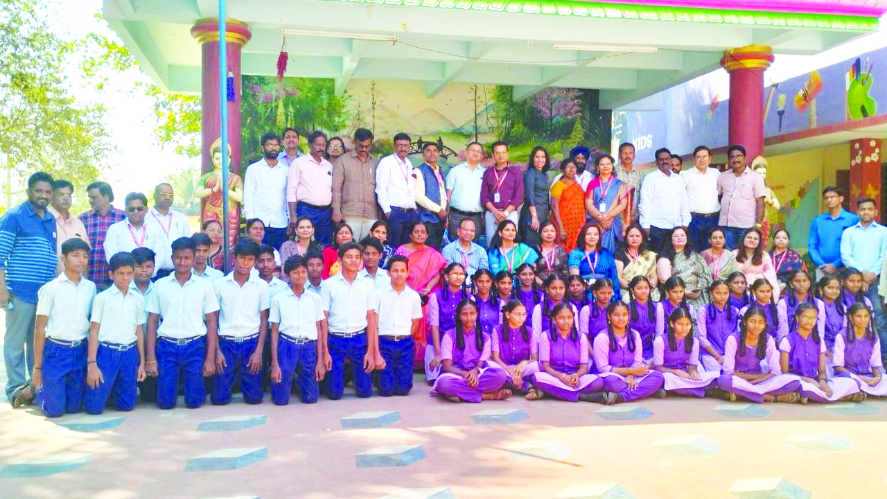 నిడమానూరులో ఢిల్లీ బందం పర్యటన