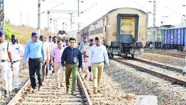 కొరాపుట్‌ రైల్వే లైన్‌లో డిఆర్‌ఎం తనిఖీ