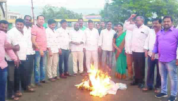 ఈనాడుపై వైసిపి ఆగ్రహం : పత్రికలు దగ్ధం
