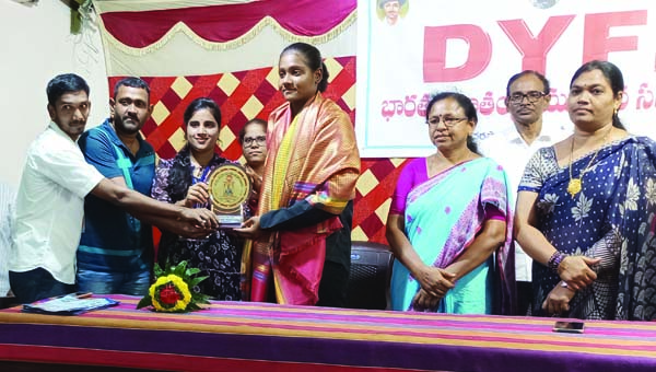 క్రికెటర్‌ షబ్నమ్‌కు సన్మానం