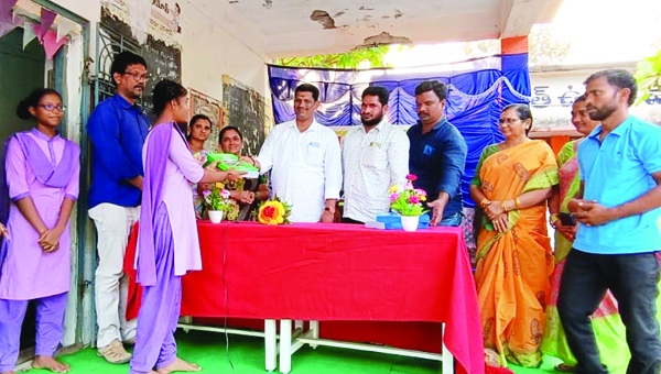 స్టడీ మెటీరియల్‌ పంపిణీ