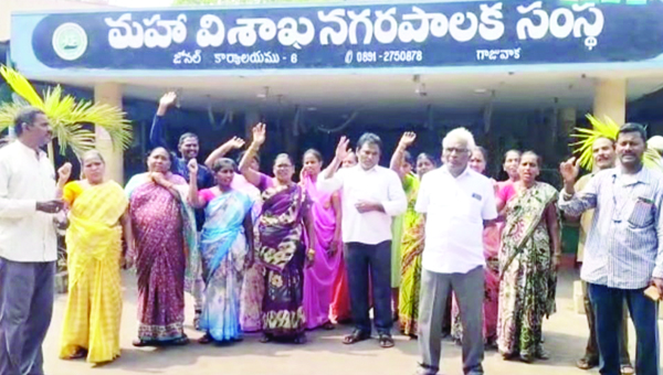 సేఫ్టీ పరికరాలకు పారిశుధ్య కార్మికుల ధర్నా
