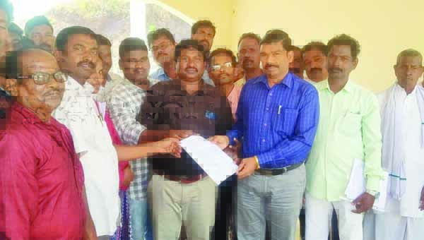 సమస్యలపై విఆర్‌ఎల ధర్నాలు