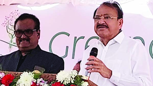 ఇష్టంతో కష్టపడాలి : వెంకయ్యనాయుడు