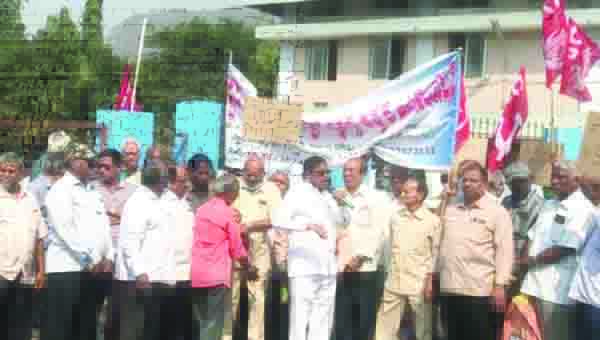 పోర్టు ఆసుపత్రి ప్రయివేటీకరణపై ధర్నా