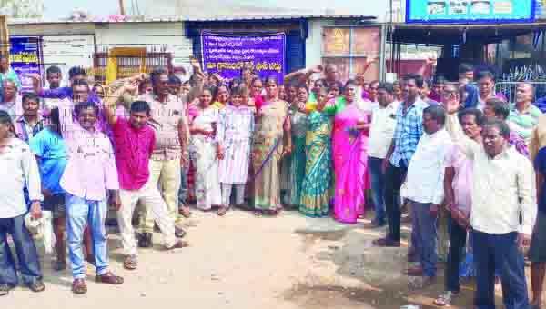 మద్యం దుకాణం వద్దని ఆందోళన
