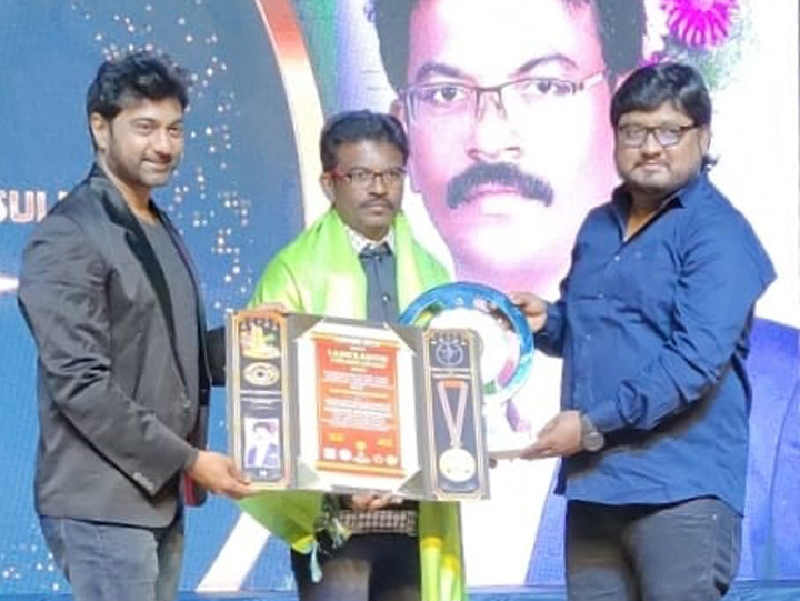 పురస్కారం అందజేత