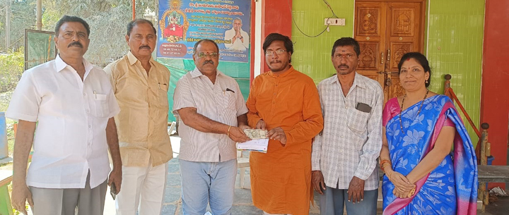 విరాళం అందజేస్తున్న దృశ్యం
