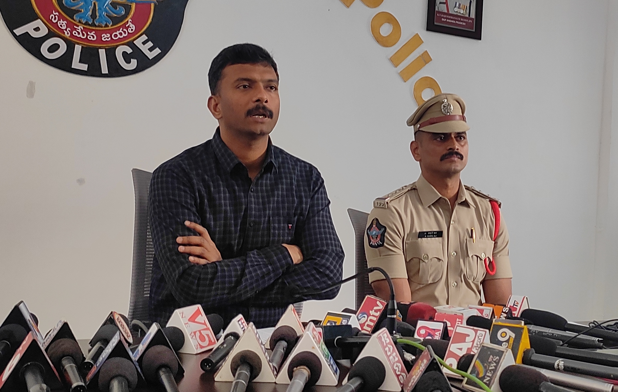 మీడియా సమావేశంలో వివరాలు వెల్లడిస్తున్న ఎస్‌పి హర్షవర్ధన్‌రాజు