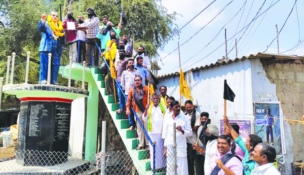 అంబేద్కర్‌ విగ్రహానికి వినతిపత్రం అందజేత