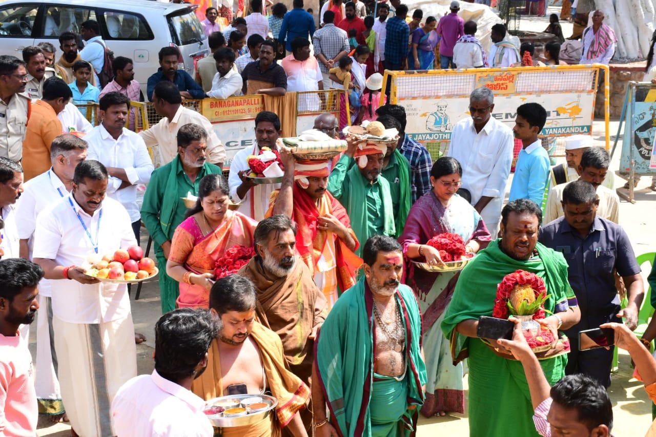 పట్టు వస్త్రాలను తీసుకువస్తున్న పాణ్యం ఎమ్మెల్యే కాటసాని రాంభూపాల్‌ రెడ్డి