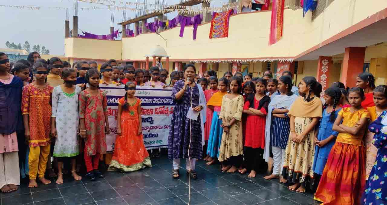 మహిళలపై దాడులను అరికట్టాలి : ఐద్వా